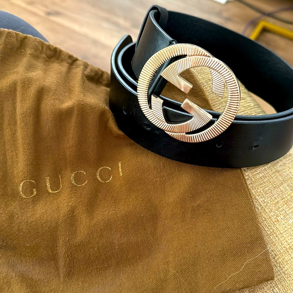 Black leather Gucci belt